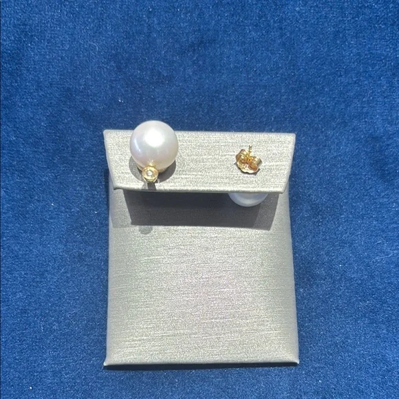 Elegant Pearl and 14k Gold and diamond Stud Earrings - Picture 5 of 5